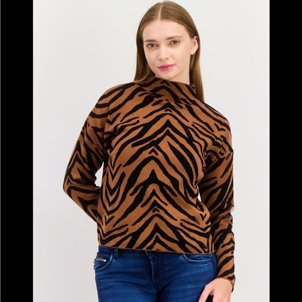 Carmen Marc Valvo mockneck long sleeve cozy tiger print sweater size Medium-NWOT